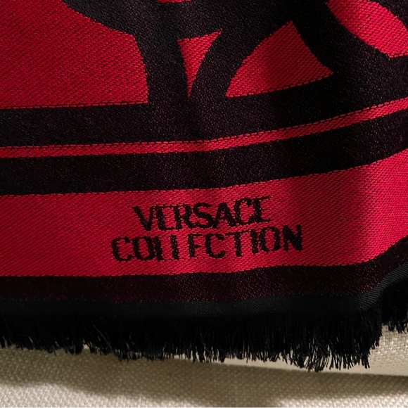 Versace Collection Black & Red Mens Scarf ISC40R1WIT02855I4081 - Picture 5 of 5